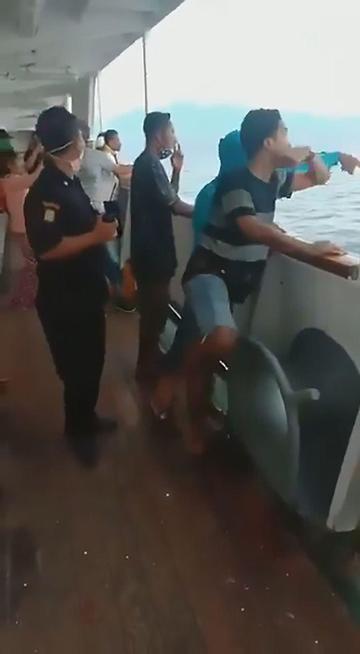 印尼渡轮爪哇海起火5死41失踪，乘客跳海逃生
新华社雅加达8月2日电（记者李嘉聪