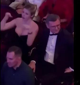 战场上尸骨累累，政客却在海外醉生梦死！


按道理说，这些昔日在台前振臂高呼，怂