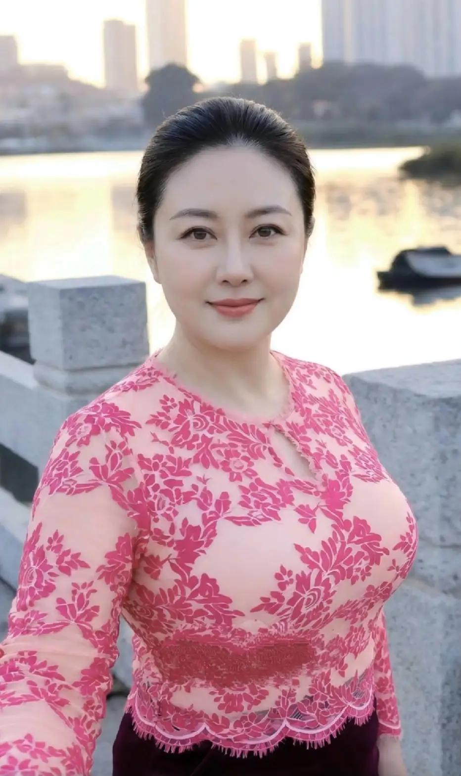 谁说中年妇女不能爱美，她们对美的追求可不输年轻人！ 性感中年女性 中年变美 中年