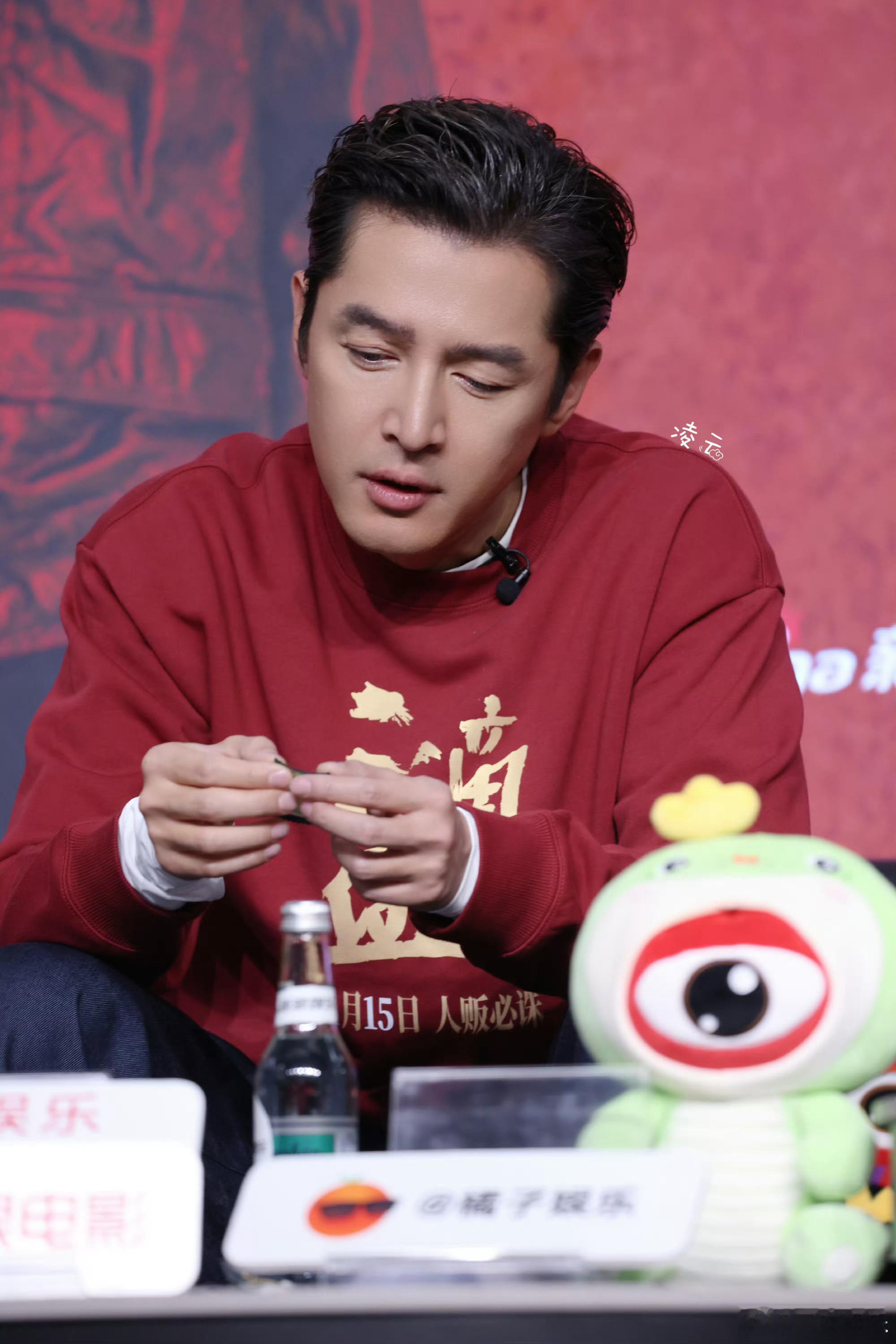 恭喜胡歌成功避开所有热梗，精准捕捉包的是饺子