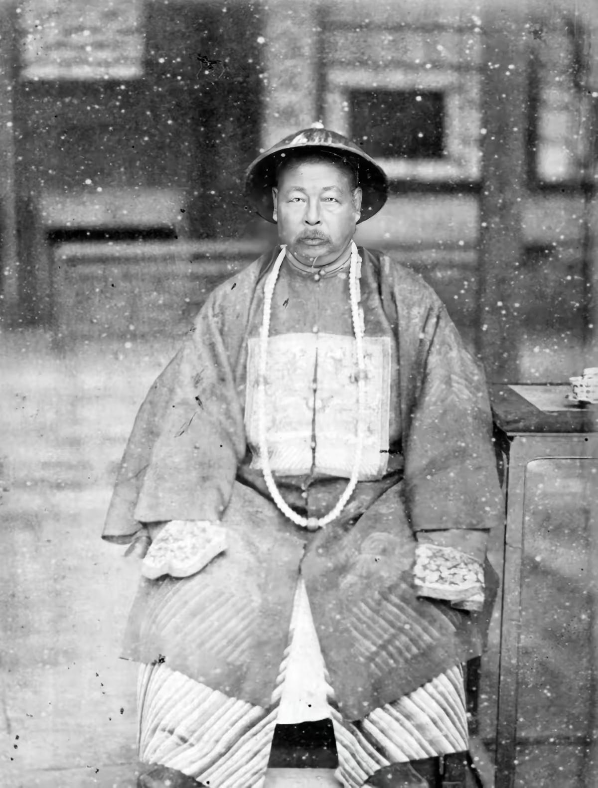 1875年，左宗棠收复新疆时，下了一个奇怪的命令：“原地娶妻生子！”李鸿章大骂：