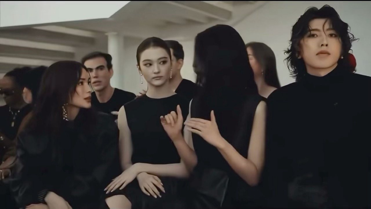 被ella官摄吸引进来，一开始都没注意到……突然凑过来吓我一大跳 ​​​