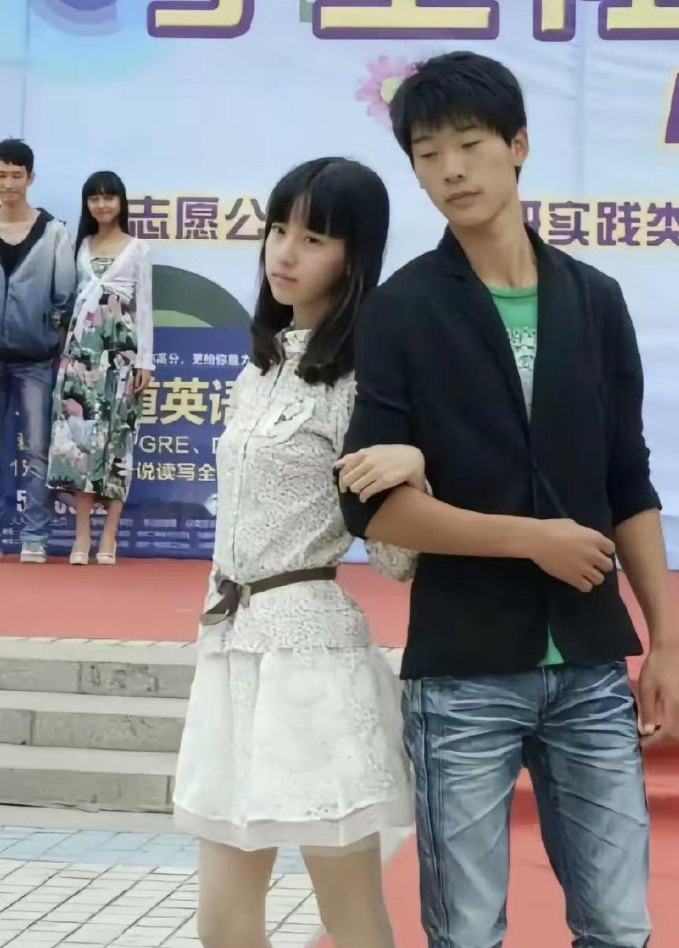 说陈都灵普通的，她就是因为当年校花评选第一名，所以才被苏有朋选中演左耳出道的，怎
