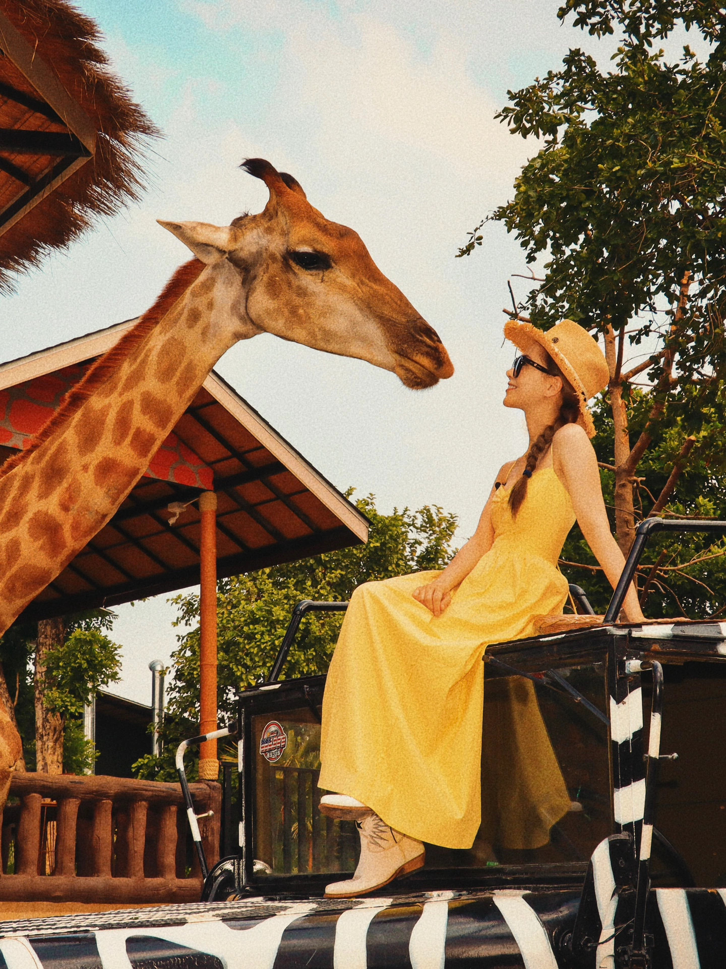 #昆凌[超话]# 20231212小红书更新：和長頸鹿貼貼🦒進動物園就變成小朋