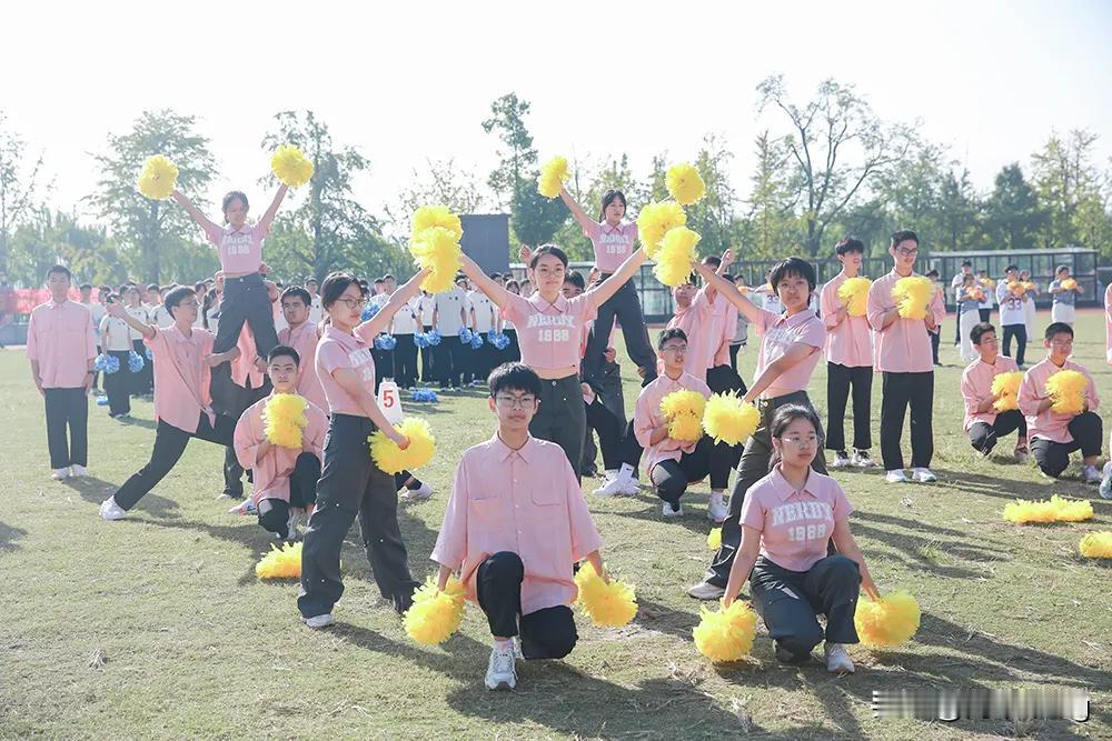 运动会，我们班八位女生挑大梁。

入场式，啦啦操，20*50，集体项目女生都得全