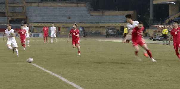 主裁判这是莫名其妙给了河内公安一个点球，去年浙江就吃了裁判的亏，面对东南亚球队没