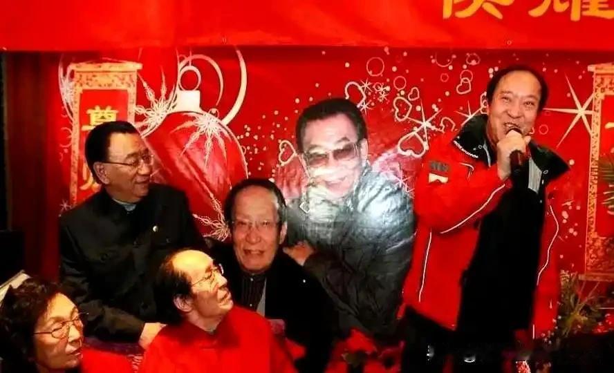 牛群大师如日中天时大弟子的身份硬生生被侯耀华大师剥夺！侯耀华拜入常宝华大师门下当