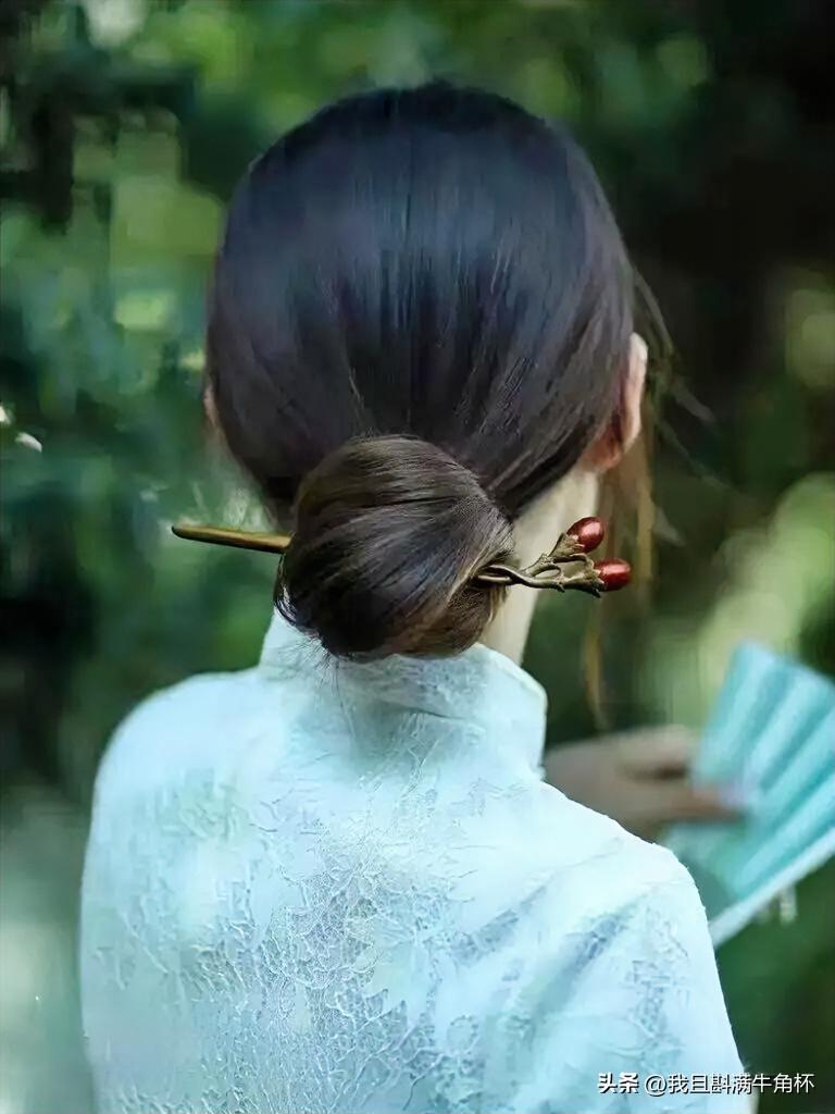下联：玉砌蛩鸣晚庭幽
上联：有请雅士[玫瑰][玫瑰][玫瑰]