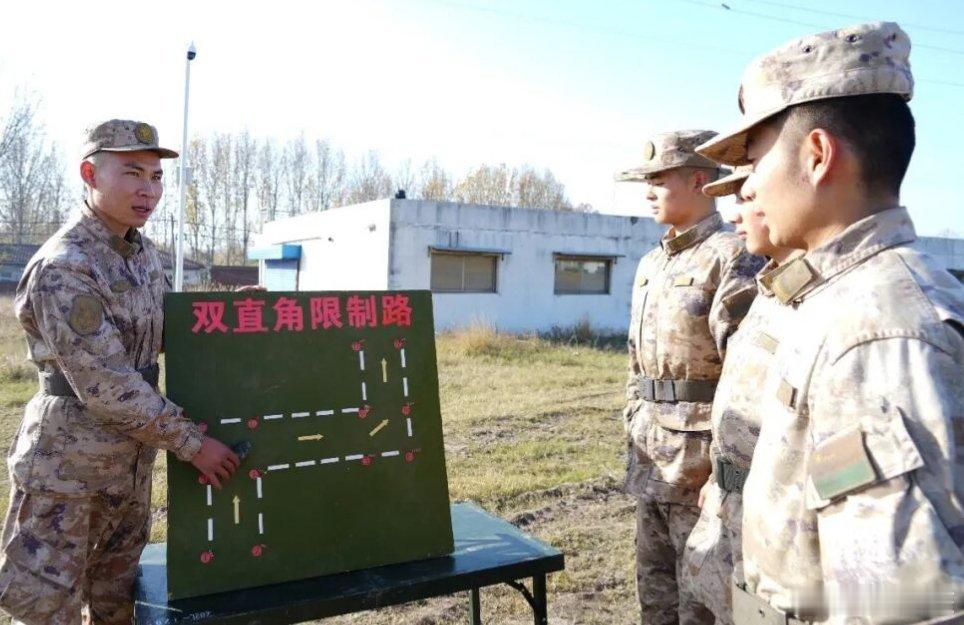 铸剑中原早安军营原原说早晚安 人人不掉队、次次有进步，战场硬碰硬，训练实打实！早