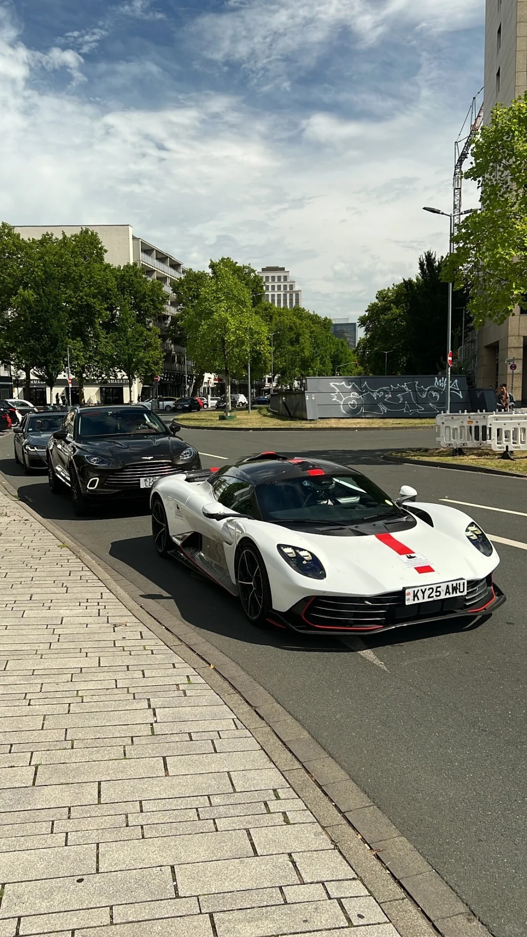 Aston Martin Valhalla，白跑车配红拉花真哇塞！车东车西 ​​
