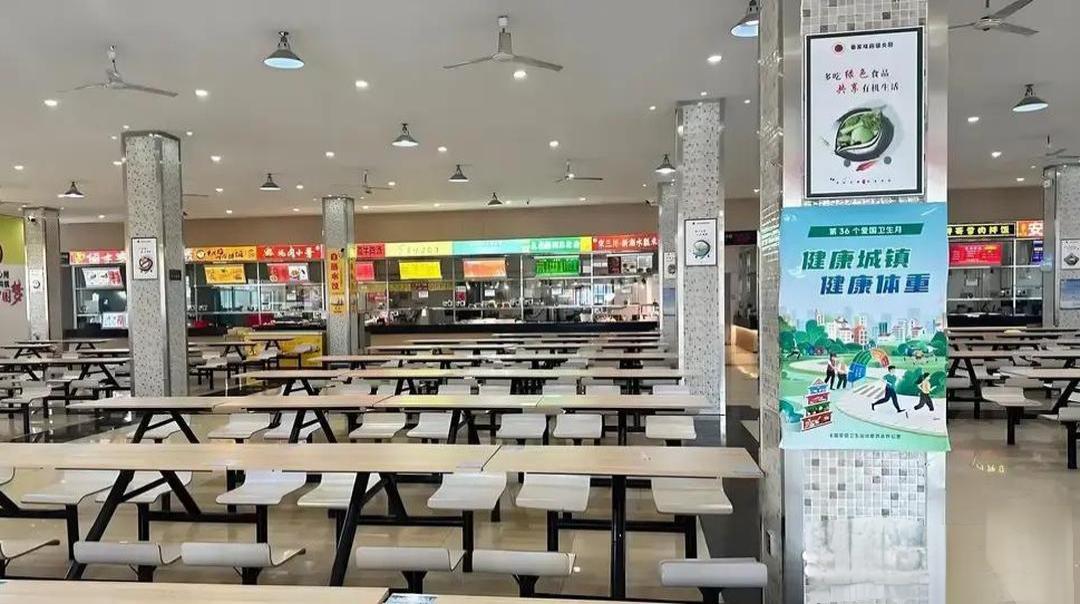 网传高校食堂解气一幕！外国留学生插队还动手伤人，学生集体发声：规矩面前人人平等。