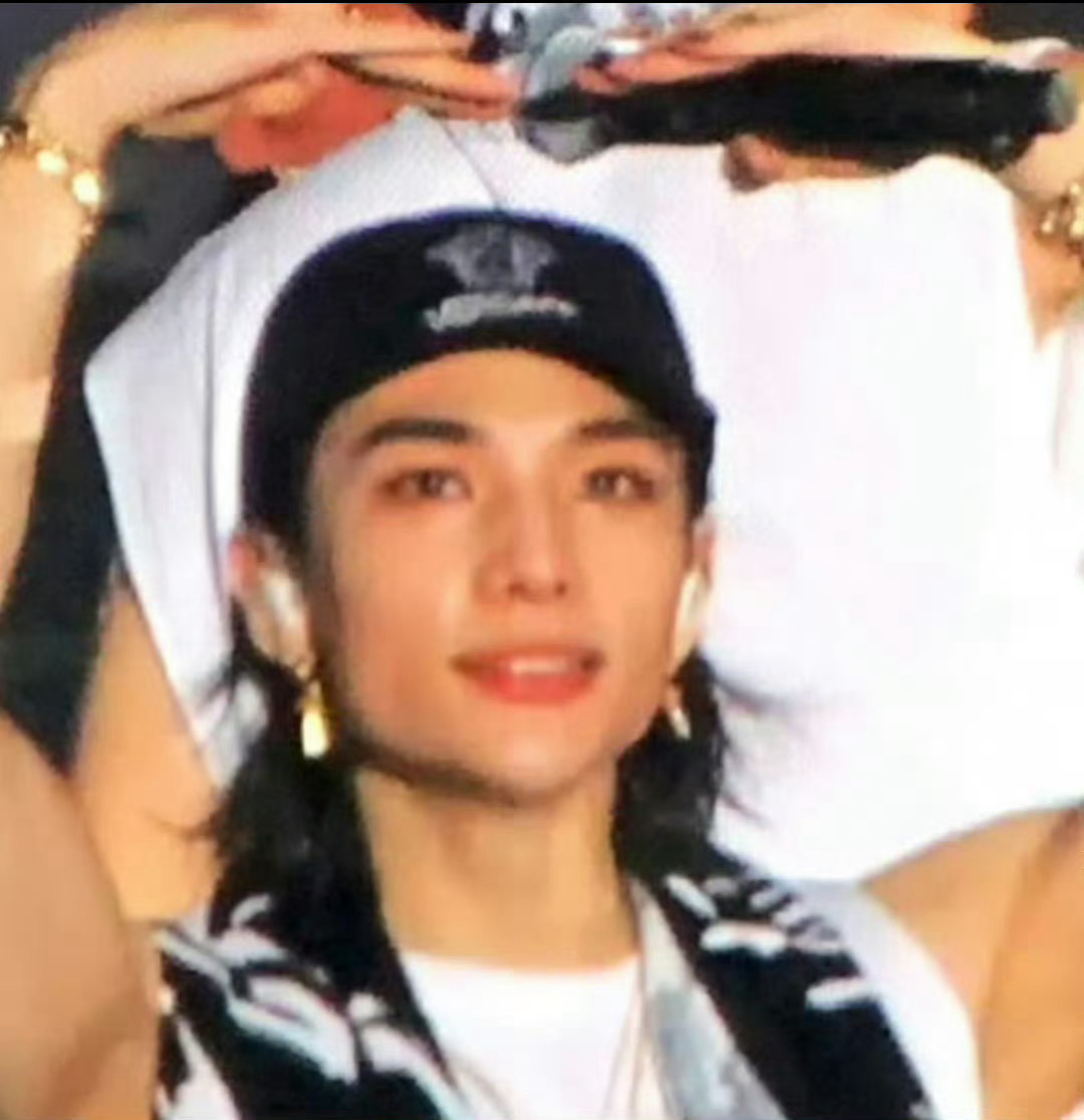 田栩宁粉丝心疼郑星源可以赞助他去韩国出道啊 毕竟那里已经有一个80ka出道的先例