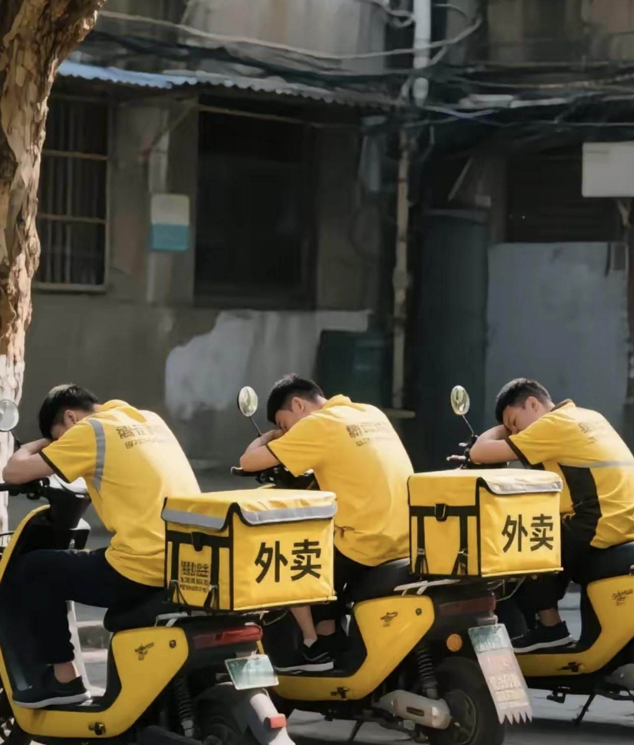 00后外卖小哥
日均送83单5年赚112万
上海，00后外卖员小张5年攒下112