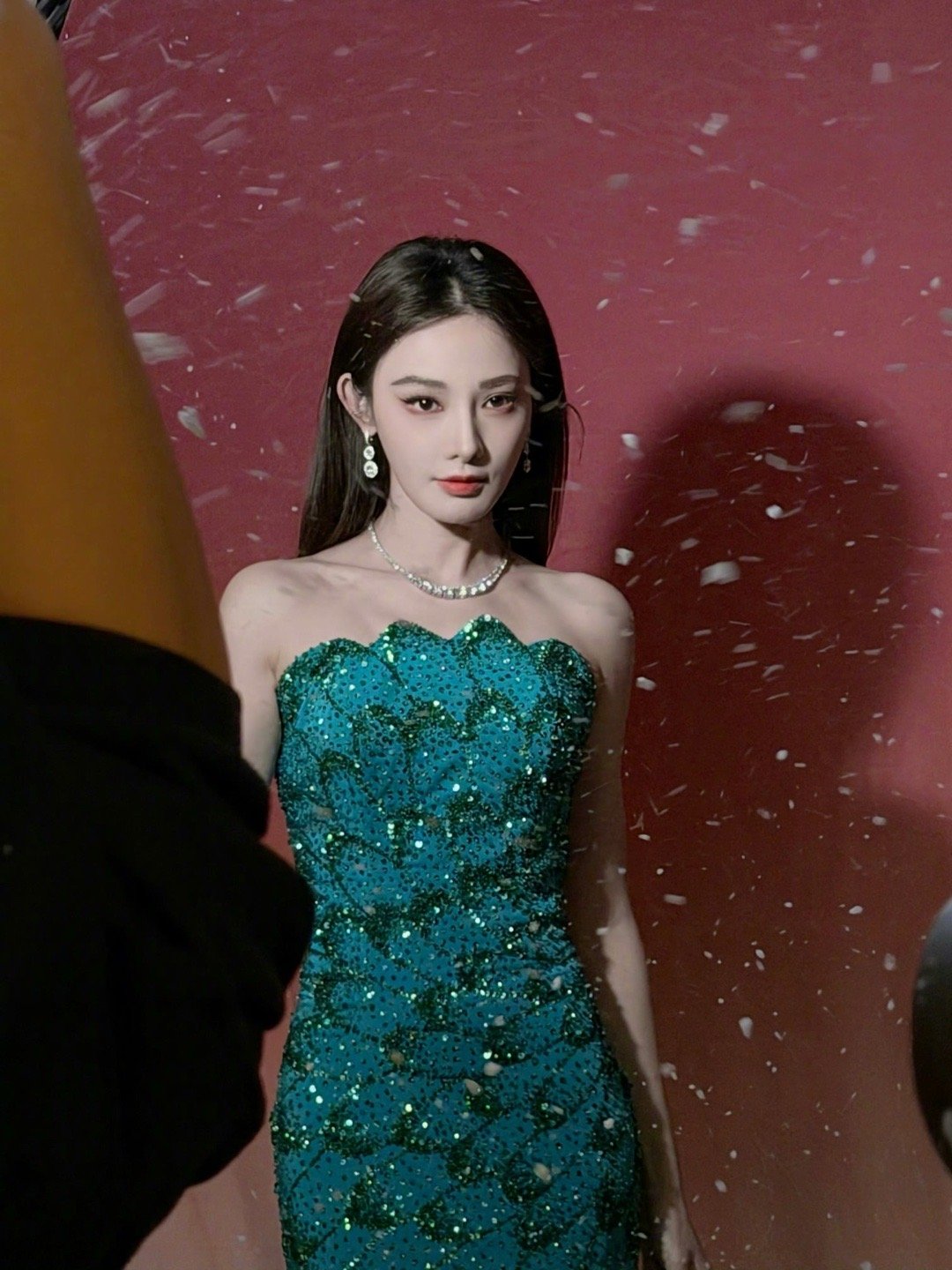 彭小苒出发图居然用上了造雪机 当别人在电脑前“合成”冬日梦境，她选择亲手“创造”