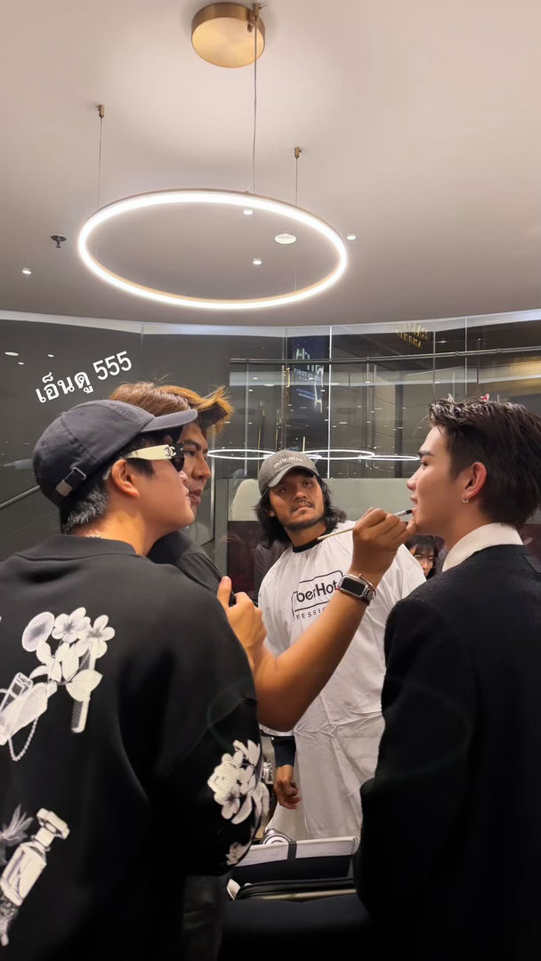 前有毯妹盯巴斯哥舔嘴唇，后有诺拉维盯纳塔瓦涂嘴唇。 