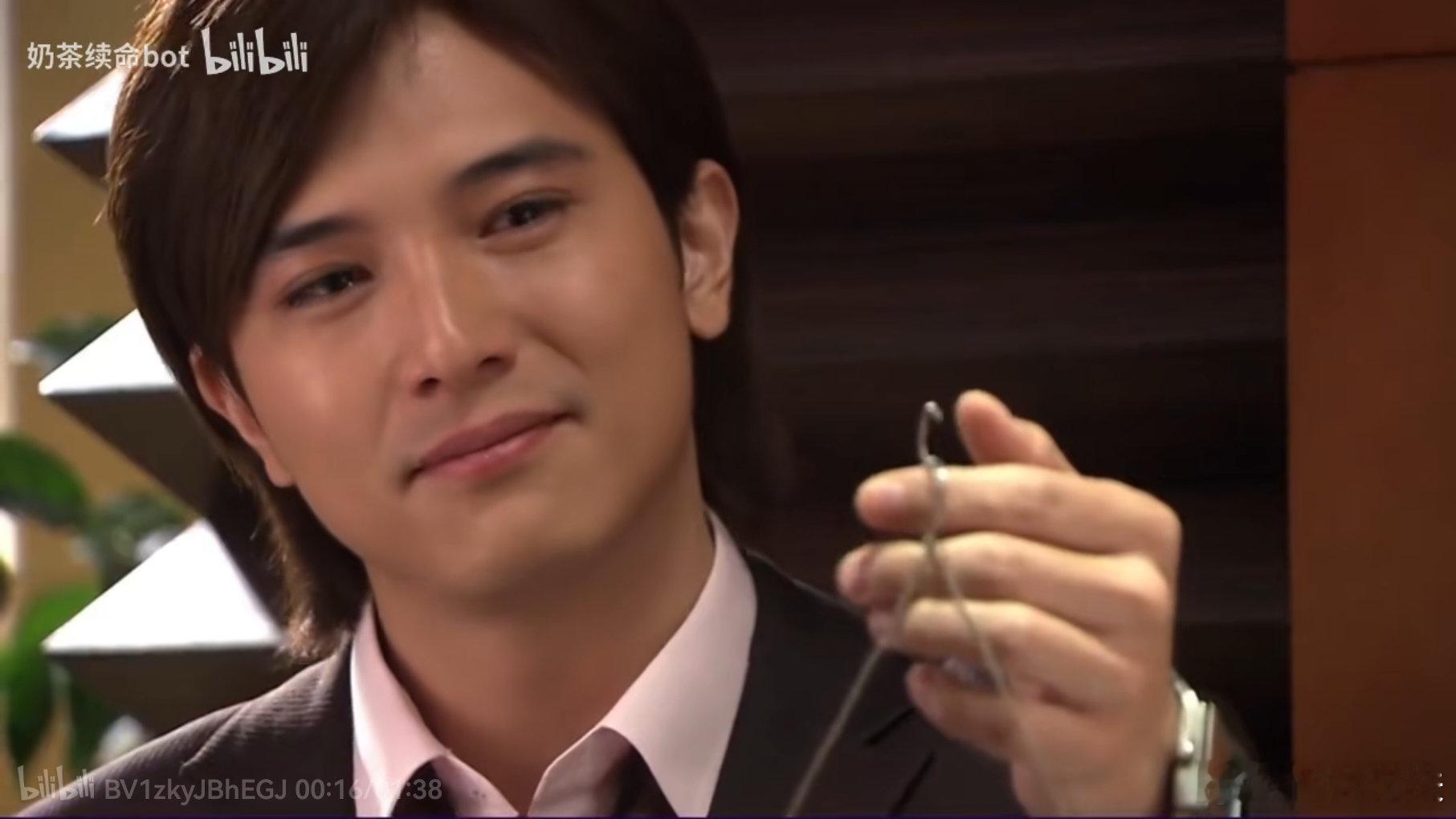 邱泽这真是演的“爱”的眼神孙晓菁黑黑的正片里，切片里美颜美白了明亮靓女很多 