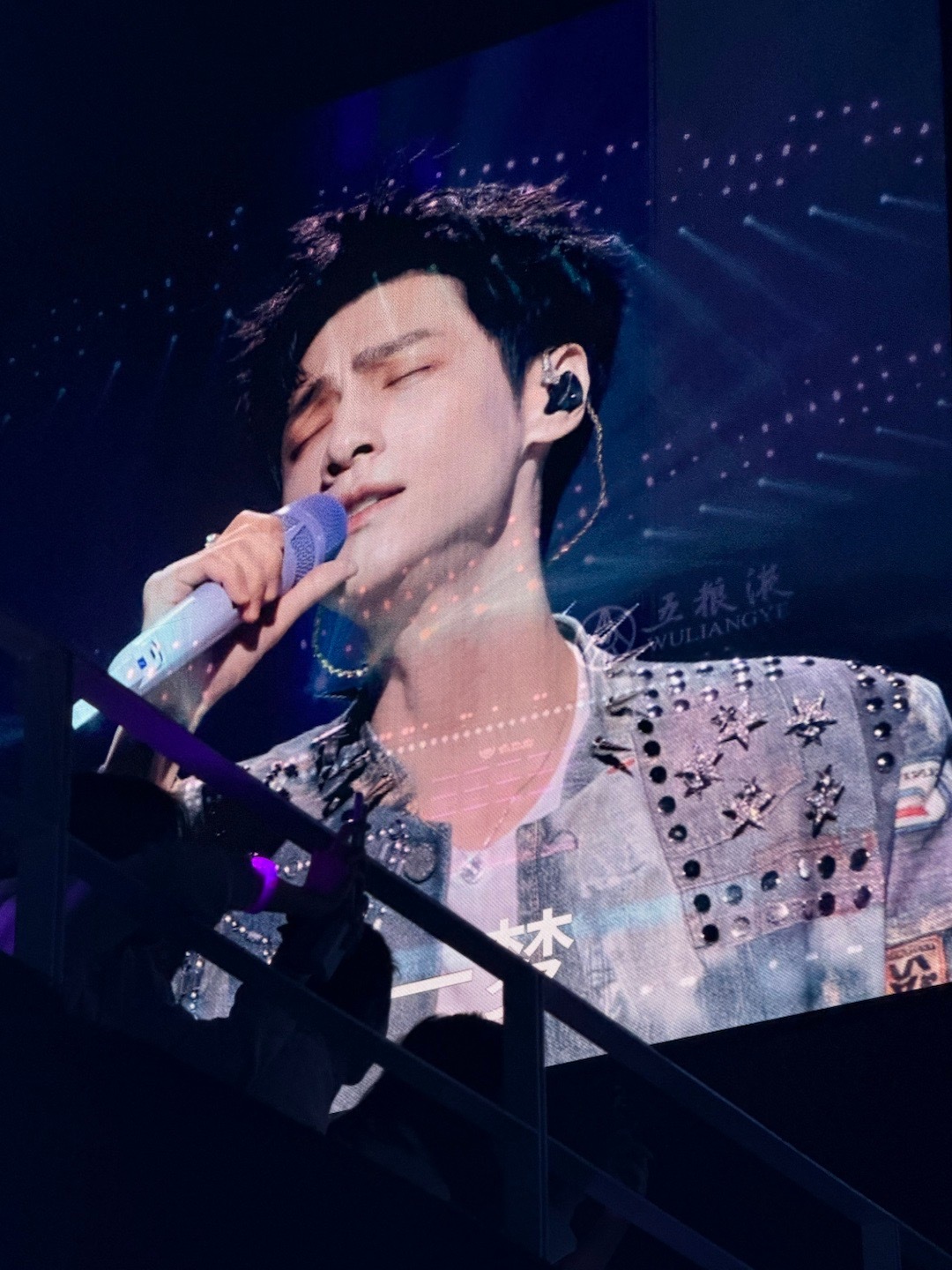 罗云熙又给我带惊喜来了 谁又能拒绝罗云熙的舞台魅力呢？设计感十足的造型配上极具感