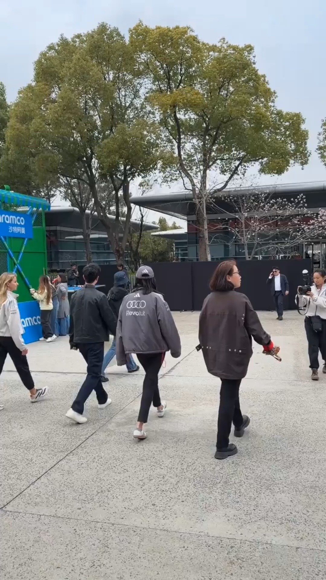 之昊的plog里捡到看起来是往奥迪p房那走前面有摄影 