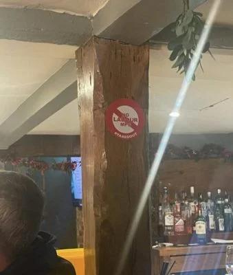 一间位于英国阿默舍姆的酒吧从14日起，在社媒上传店铺张贴