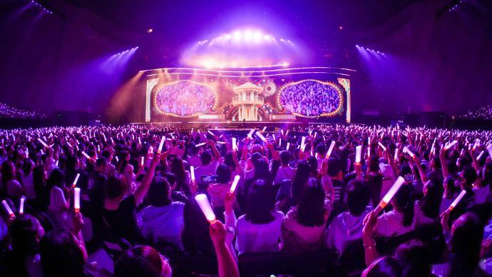 谢娜说走不出演唱会舞台了 谢娜分享的演唱会现场也太绝了！她说自己走不出舞台，现场