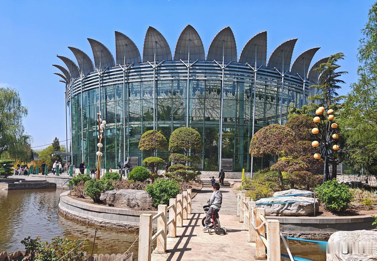 花海童趣地，欢乐大观园
京城世界花卉大观园是知名赏花胜地，也是亲子遛娃的优选去处