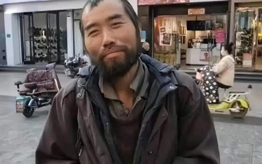 2021年，在山东街头，有一位流浪汉背诵了一段《左传》，引起了很多人的热议。其实