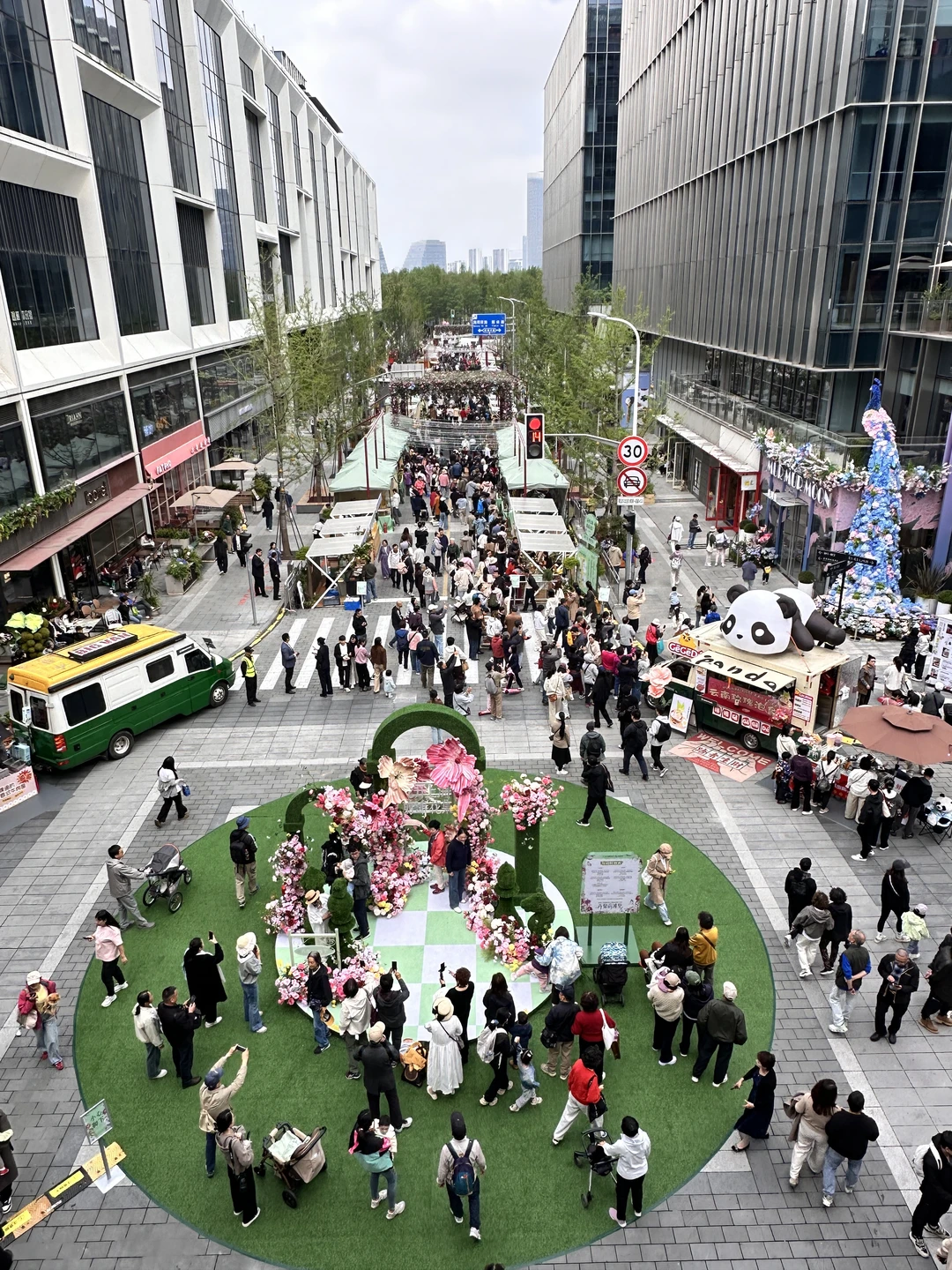今天前滩上海国际花卉节预计已有几万人！