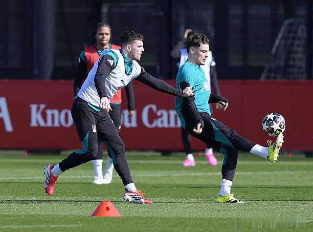 伊萨克看范迪克的眼神    训练的氛围还不错 