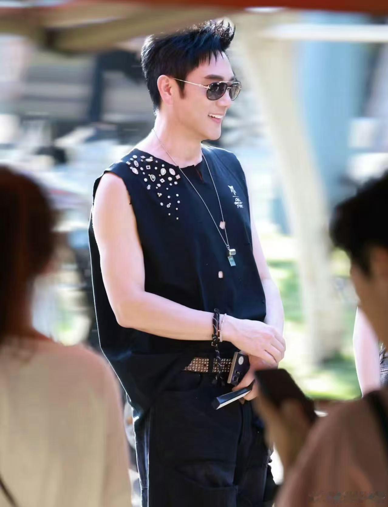 林依轮风格大变 林依轮风格切换太有范儿！披哥舞台时髦吸睛、私服尽显个性，新剧里沉