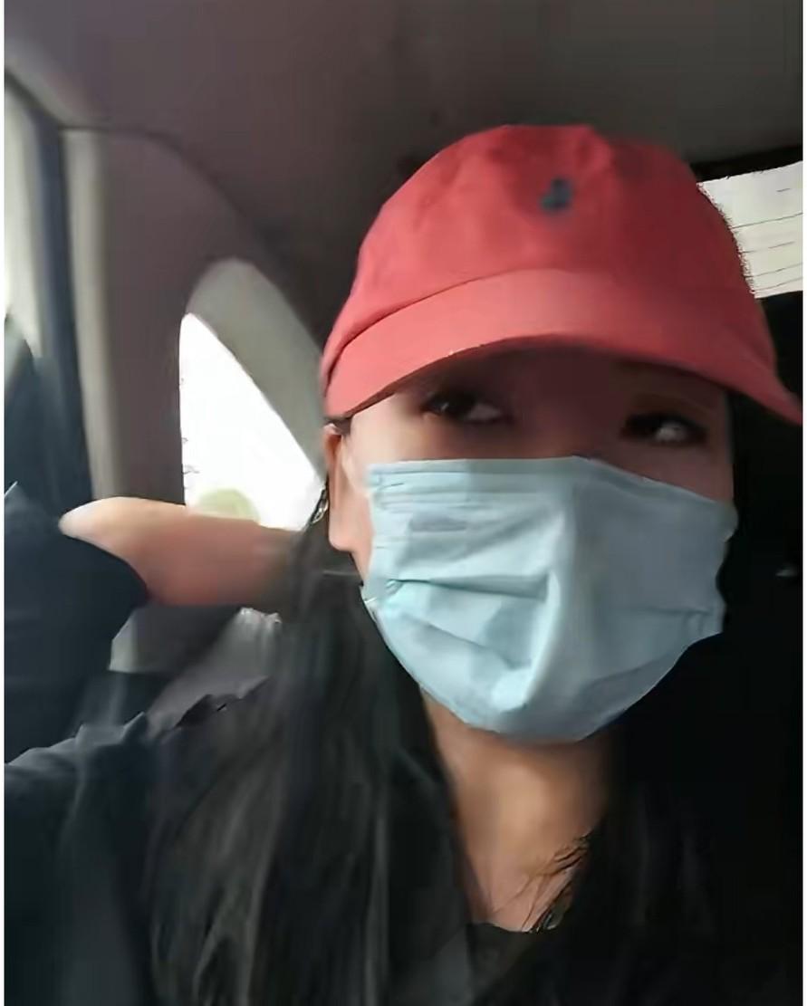 上海 。女子打车不系安全带，当司机提醒她要系好安全带时，她却以:“衣服是真丝，怕