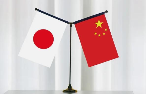 我完全同意金灿荣教授的观点，中国没有必要再三要求日本就侵华罪行道歉了，日本道歉不