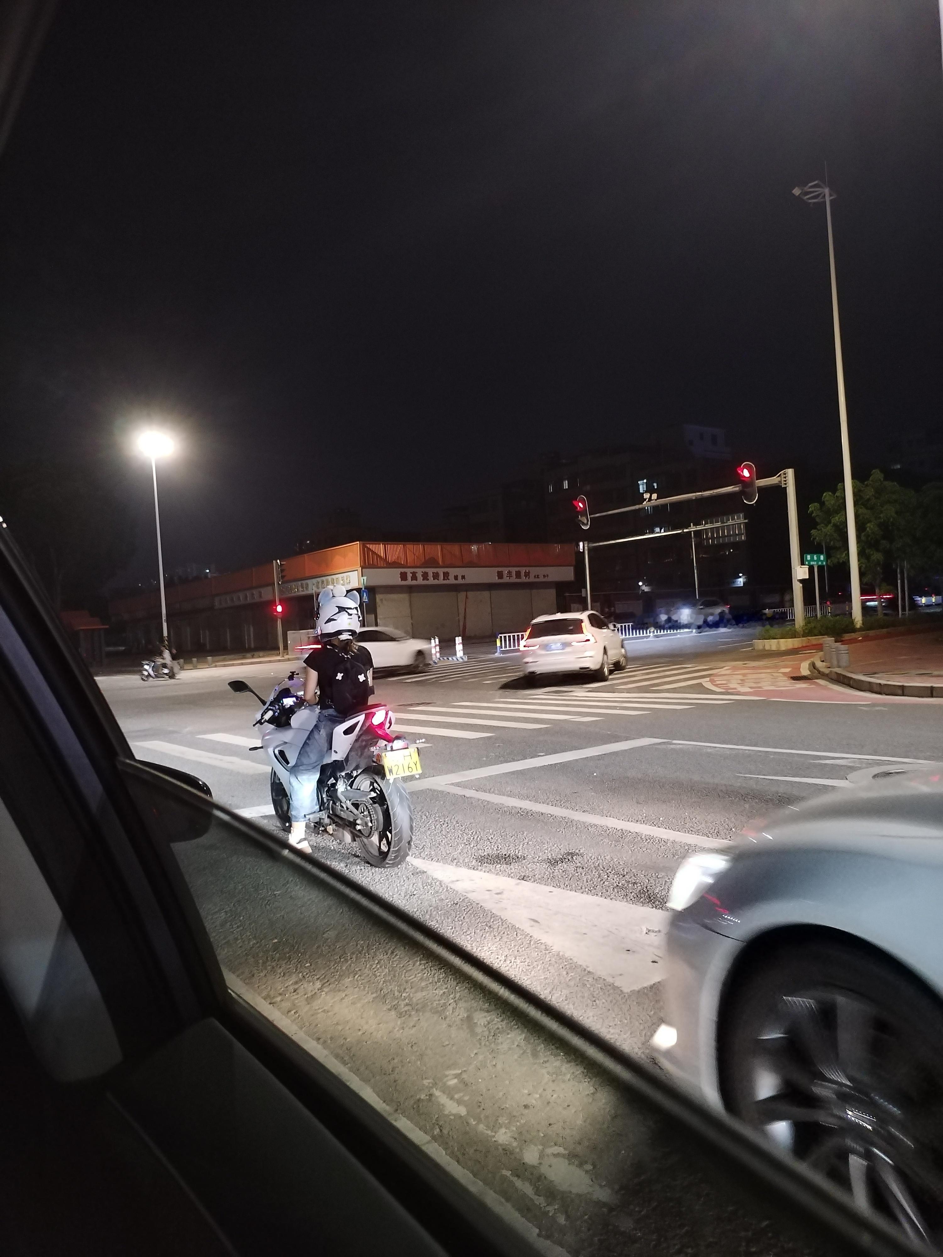 这个小姐姐骑摩托车的样子好帅呀🏍️ 我看了她一路了
