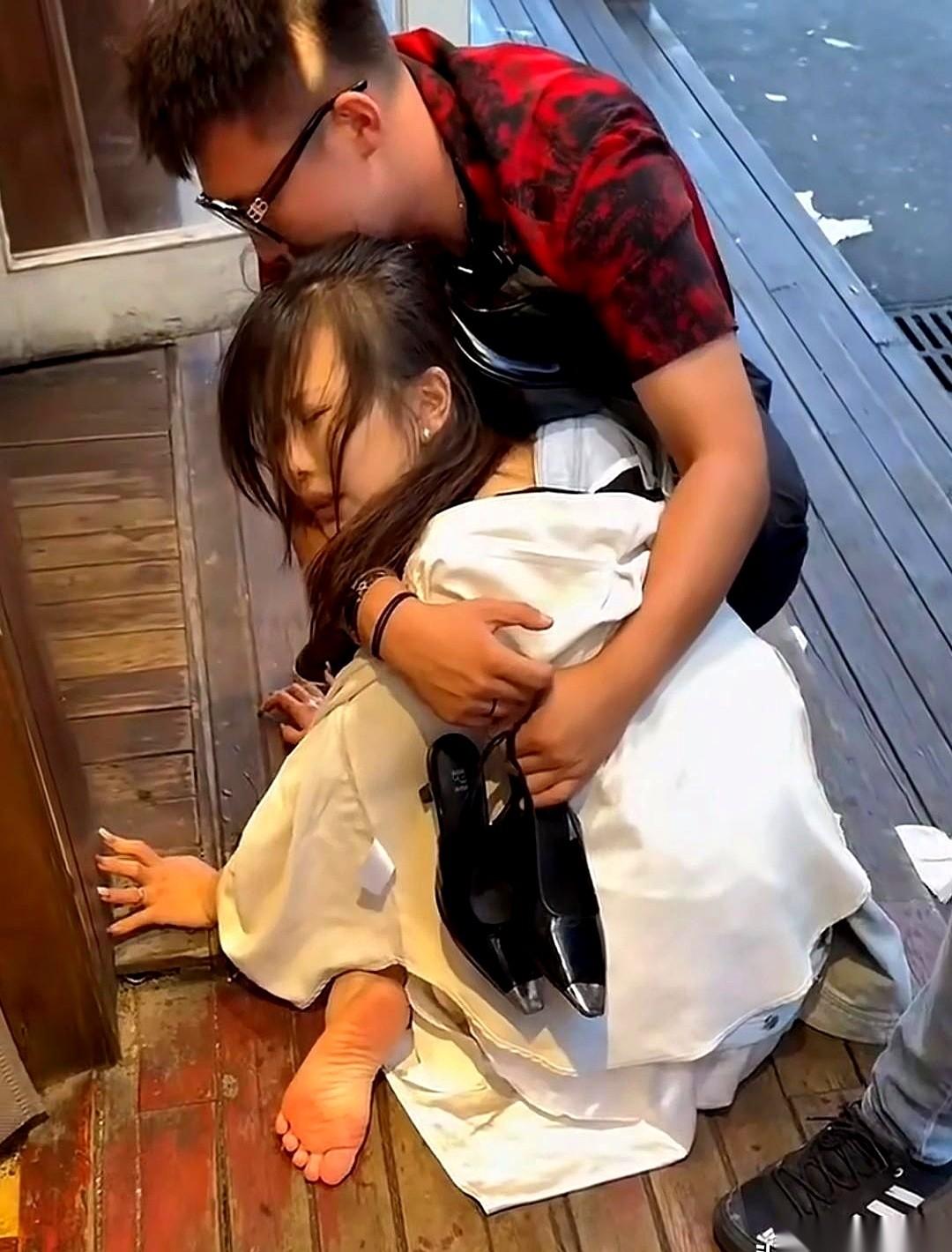 街上乱作一团，原配刚把那个女人按在地上打完，头发扯了一地。她撑着膝盖喘气，以为赢