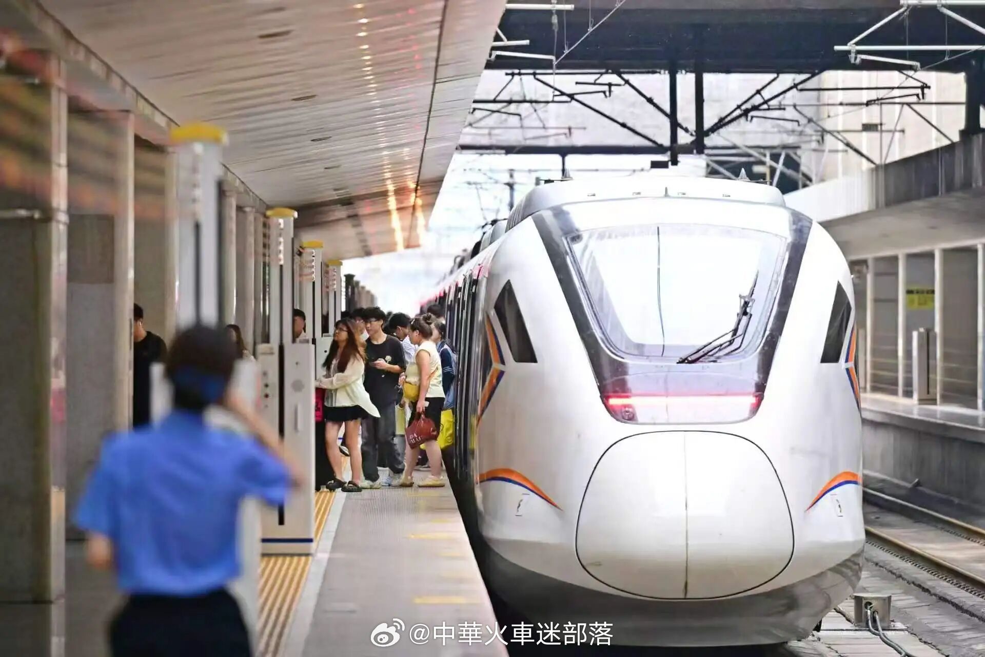 国铁头条【6月20日全国铁路预计发送旅客1224万人次】6月20日端午节假期第2