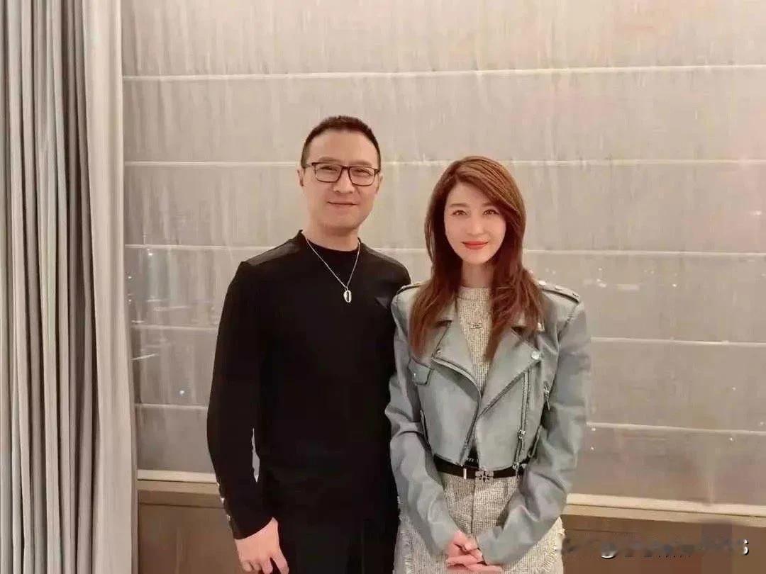 汪峰的生活，似乎总在轮换中度过，家庭的不稳定，让他身心疲惫。他总是寻求外界的满足