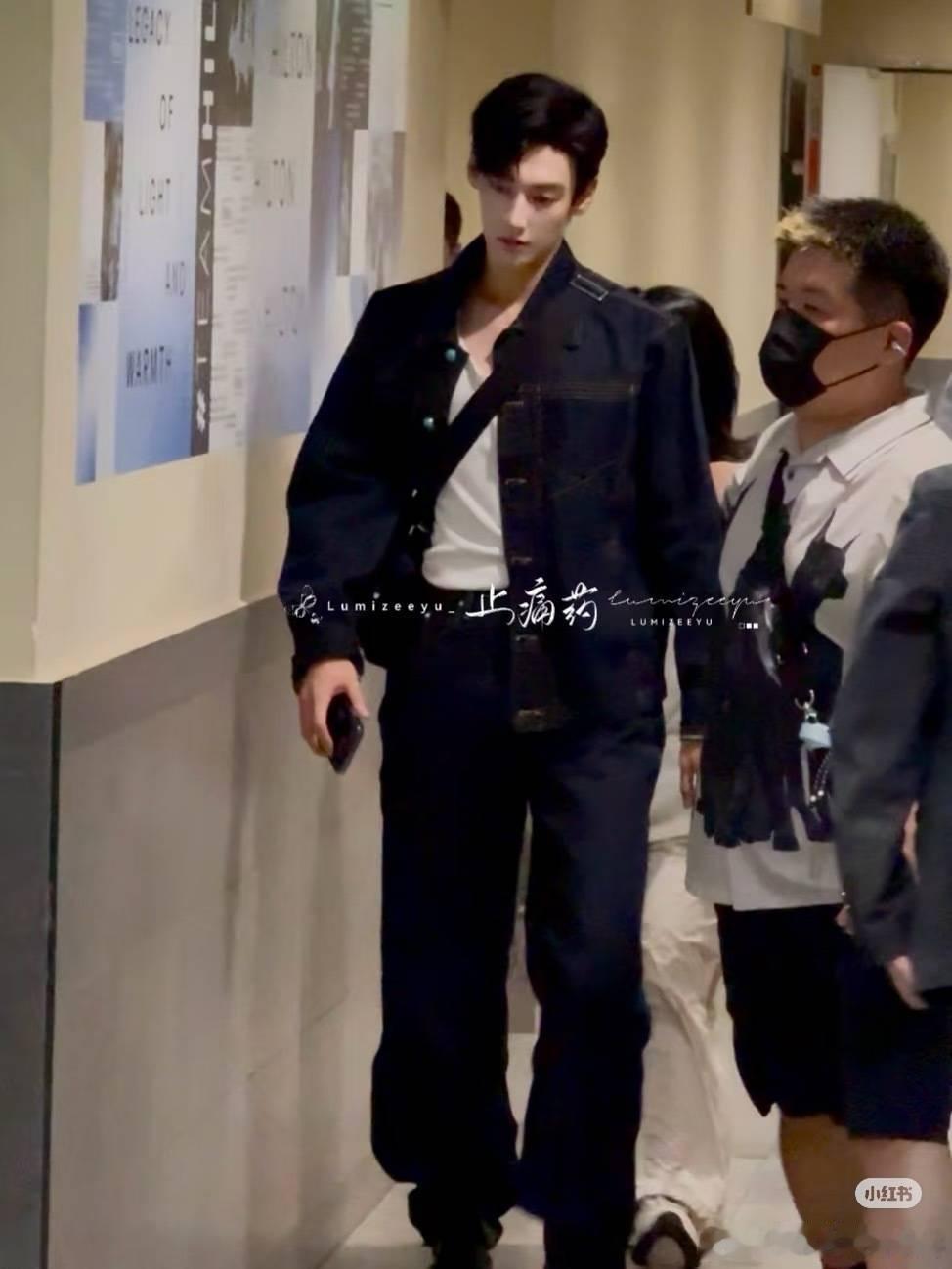 你们知道骏哥上身这件衣服是跟玉儿的情侣装吗你们不知道 