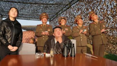 朝鲜的底气越来越足了，近期金正恩带着自己的女儿视察了朝鲜导弹的试射，而且这次是新