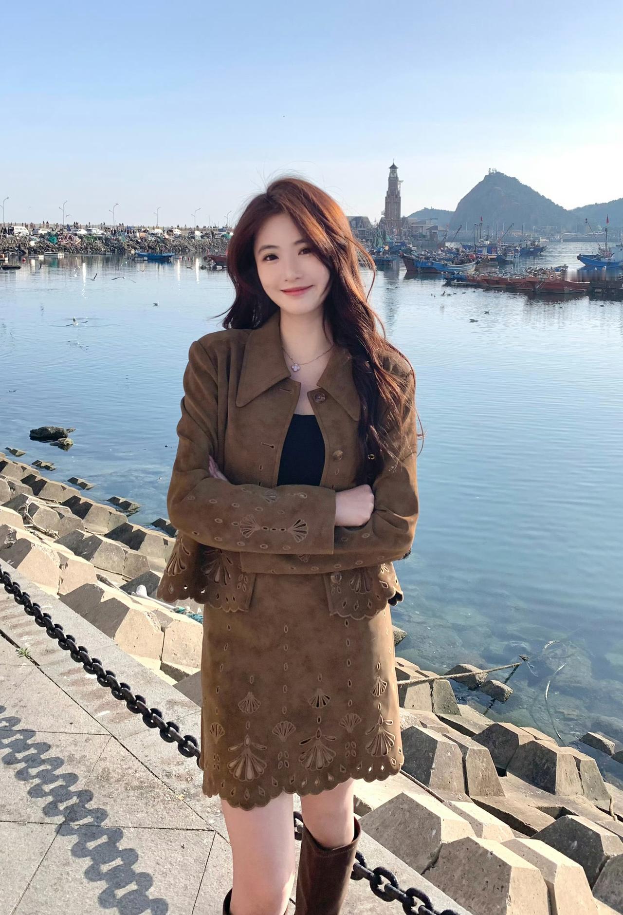 海港散步记:阳光、海岸和焦糖色的下午。