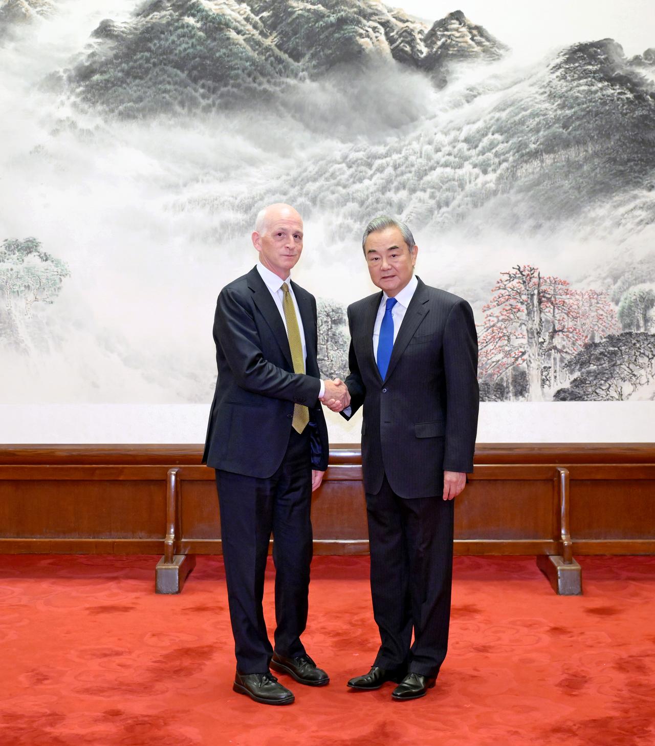 最近美国国会代表团访华标志着一个重要的国际关系时刻，因为这是过去六年中美国国会议
