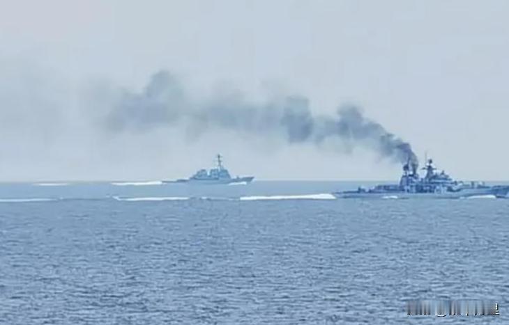 中国现代级驱逐舰、美国阿利伯克级驱逐舰同框，都属于主力舰艇