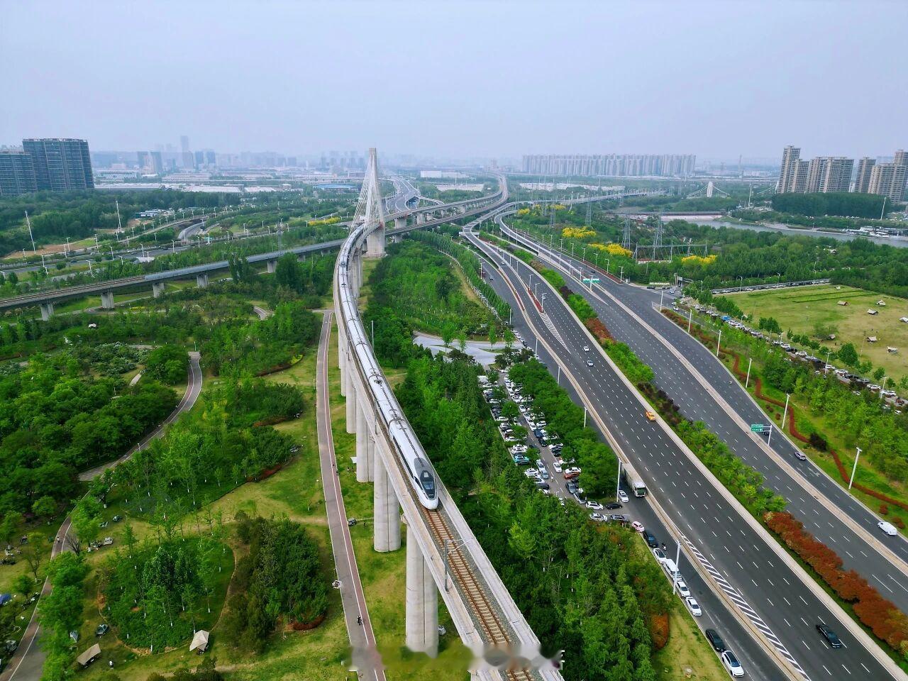 国铁头条【国铁集团郑州局五一假期5天累计发送旅客470.8万人次】5月1日至5月