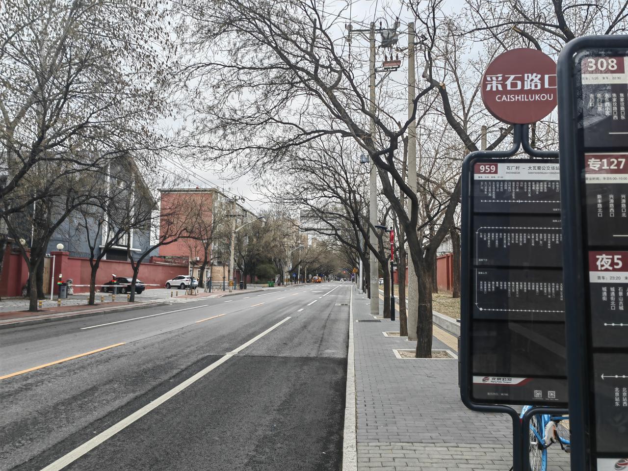 还真不习惯在北京住。可能我住的比较偏吧，四环，早晨起来，周围竟然找不到一个卖早点
