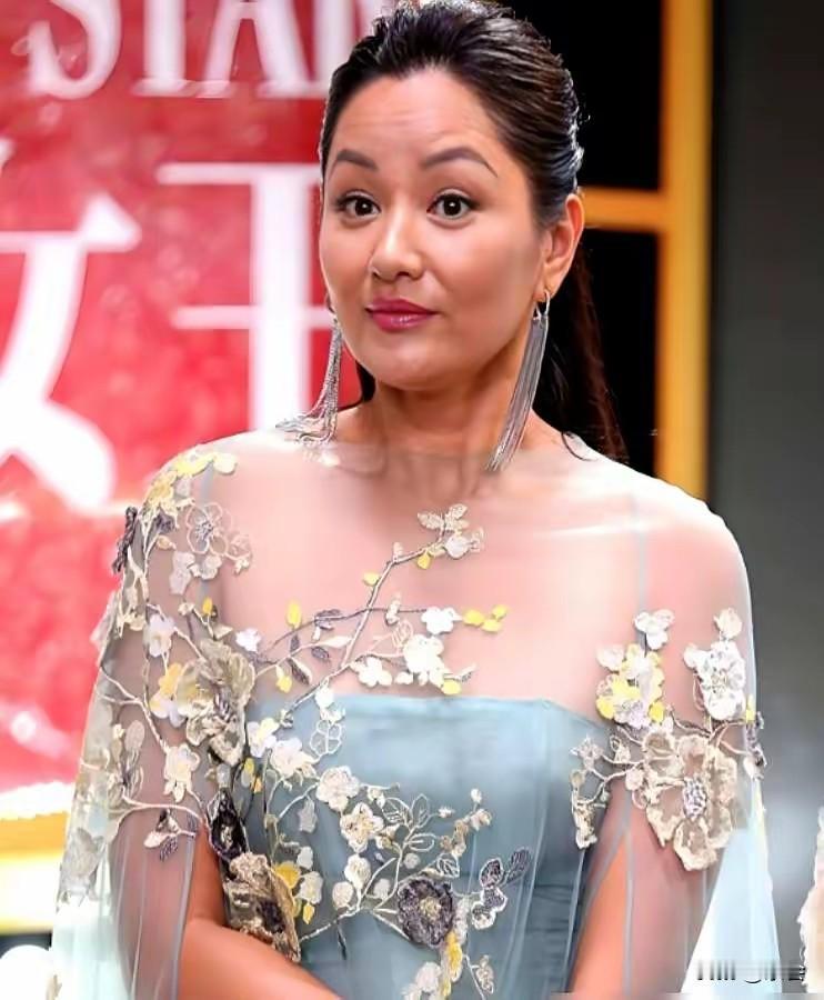 拒绝胡兵三十年，瞿颖活出了真·顶配人生。
清迈千万别墅，外籍机长男友，把继女视如