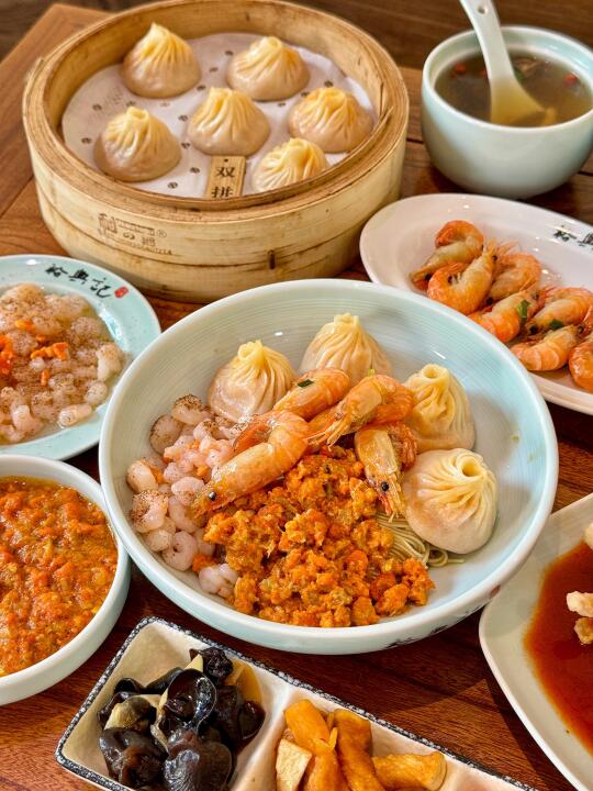 暑假旅游不可错过的上海美食！百年蟹黄面🍜