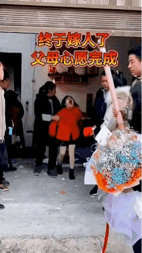 女孩结婚了，父母也完成了心愿

这是婚礼现场，一个不正常的女孩终于嫁人了，看到女