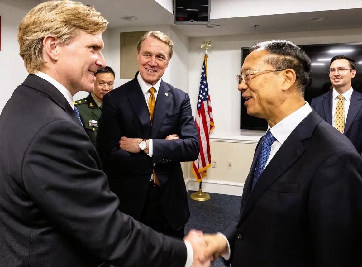 美国战争部副部长在五角大楼接待中国外交部副部长

今天在五角大楼，来自美国国防部
