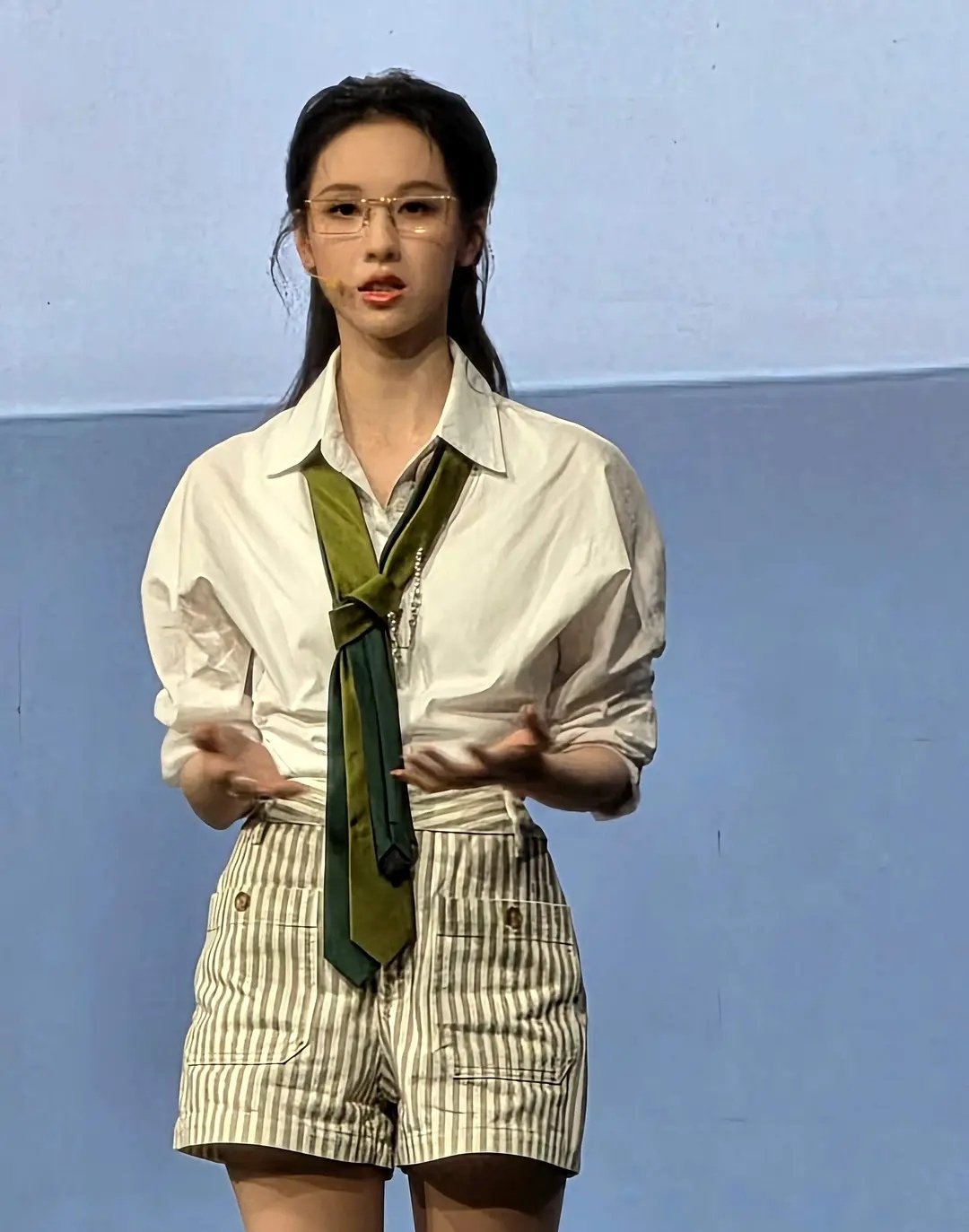 陈都灵扛住顶光了吗？ 