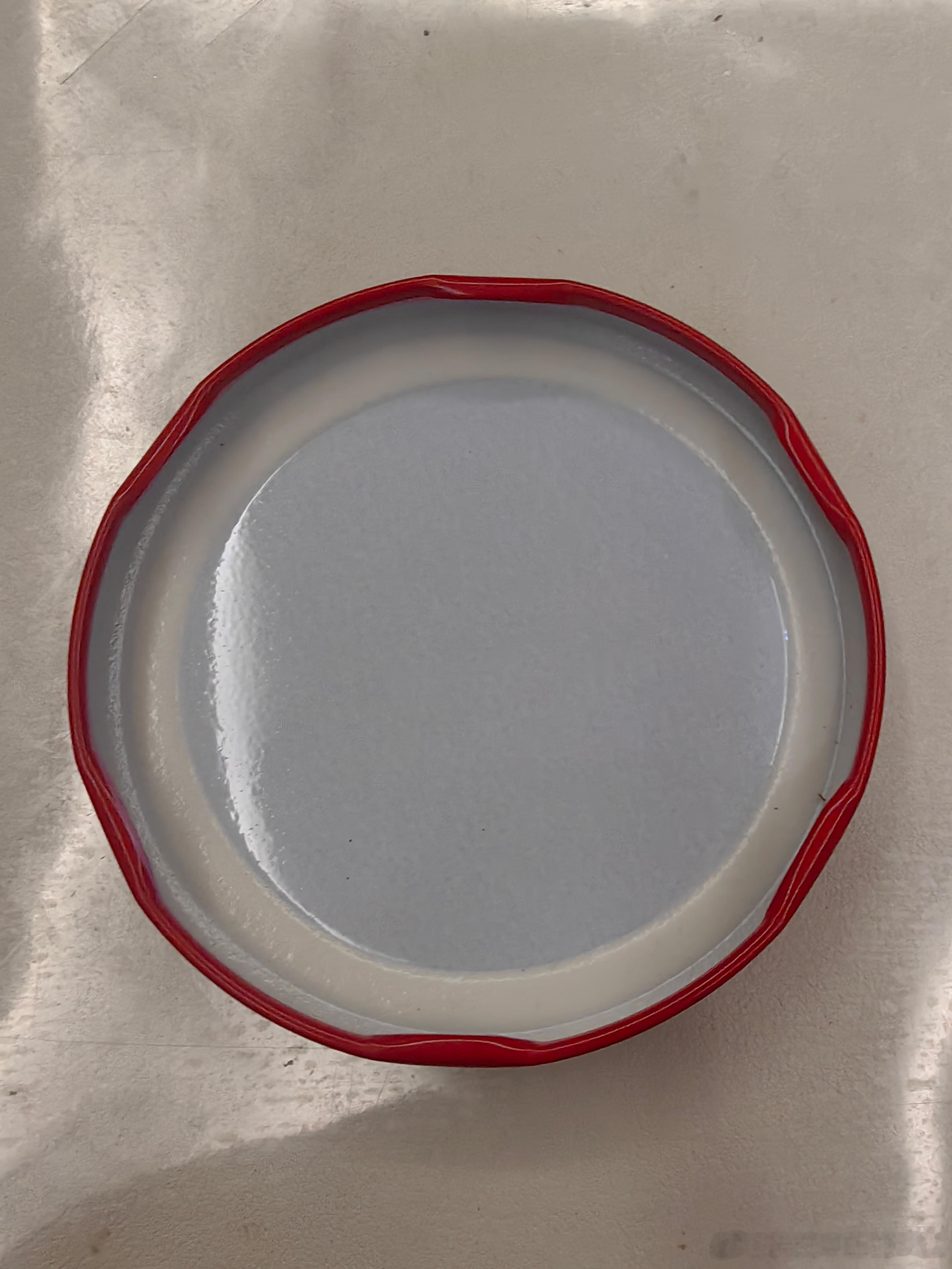 一个新罐头瓶瓶子盖子都是新的就在桌子上静静的放了三四个月神奇的事情发生了瓶盖自动