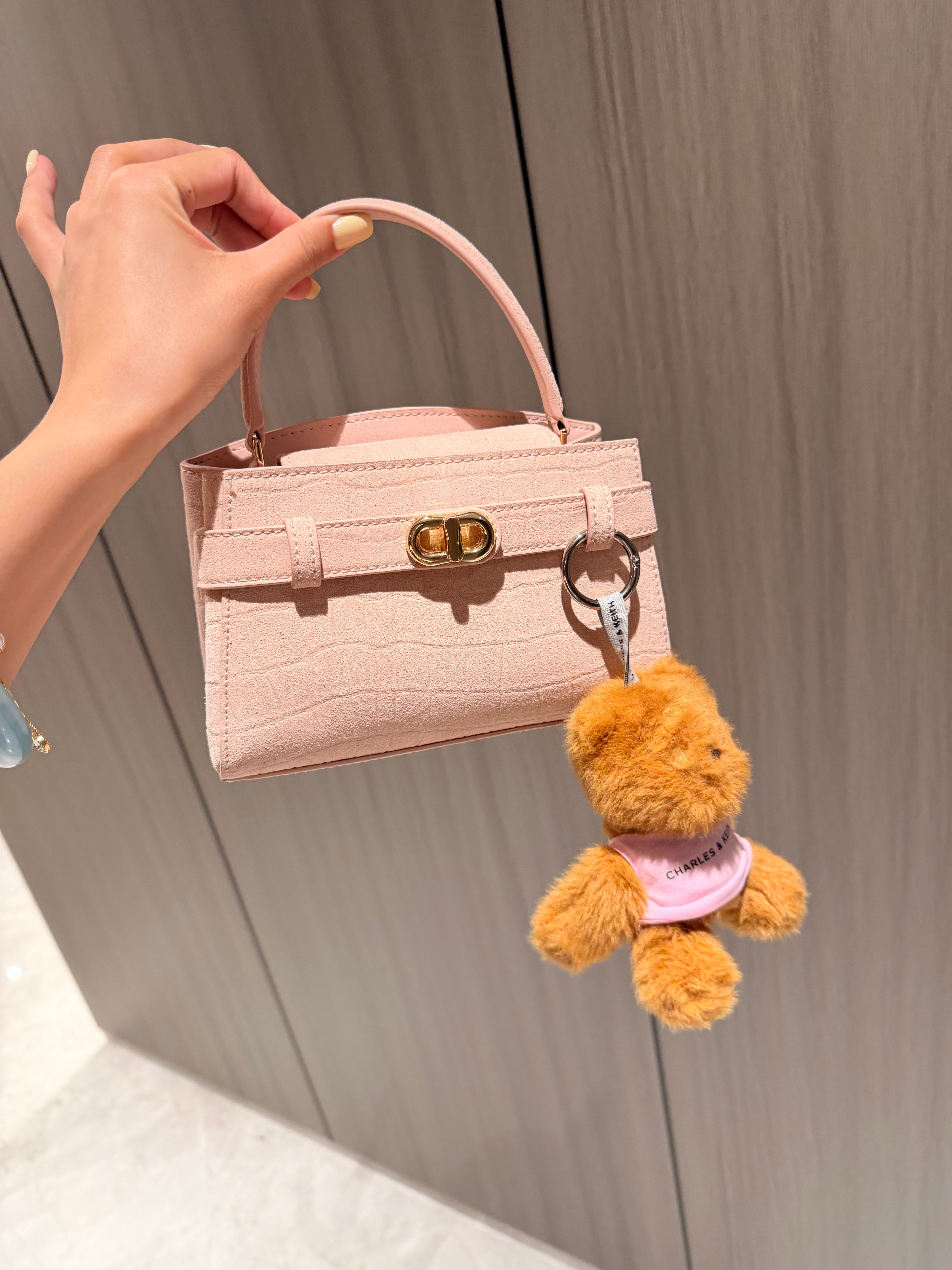 有没有小宝宝想要这个包包👜的呀 就背过一次拍照📷～ 小ck的 熊也一起送啦（