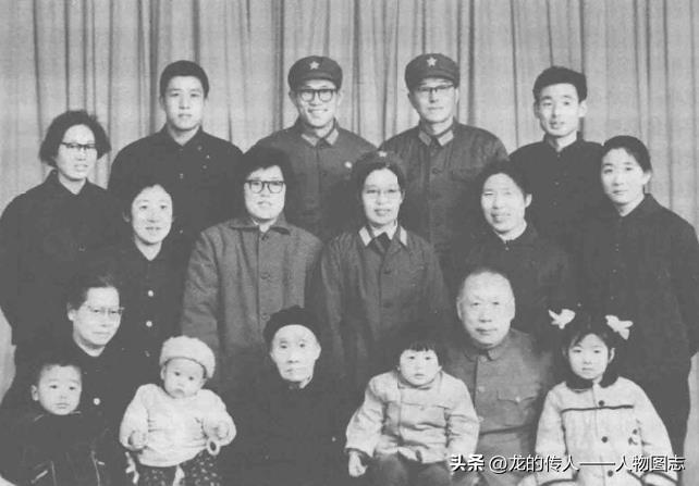 1975年春节的伍修权全家福